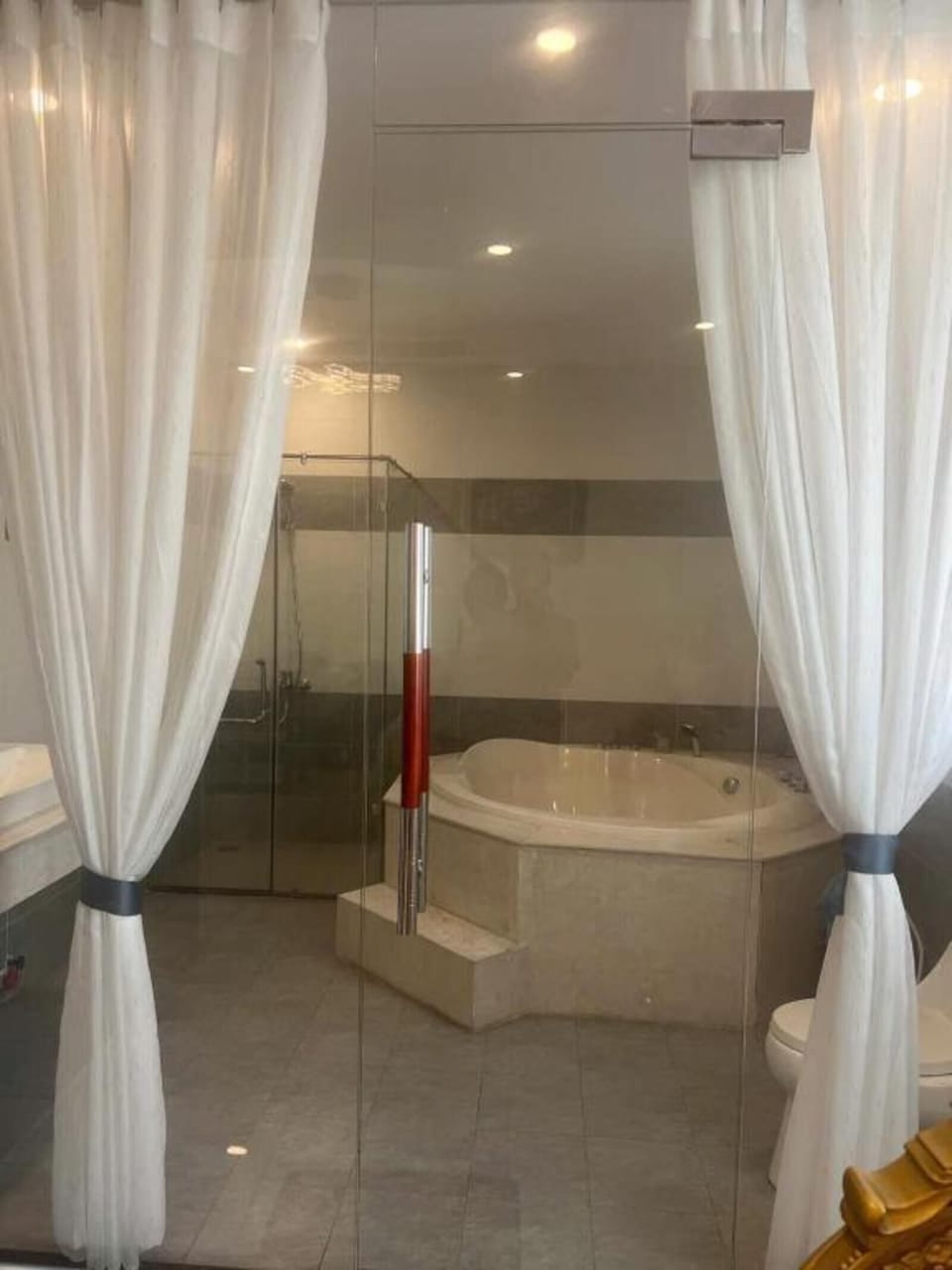 Suite Room City View with Bathtub | Bathroom | Separate tub and shower, rainfall showerhead, free toiletries