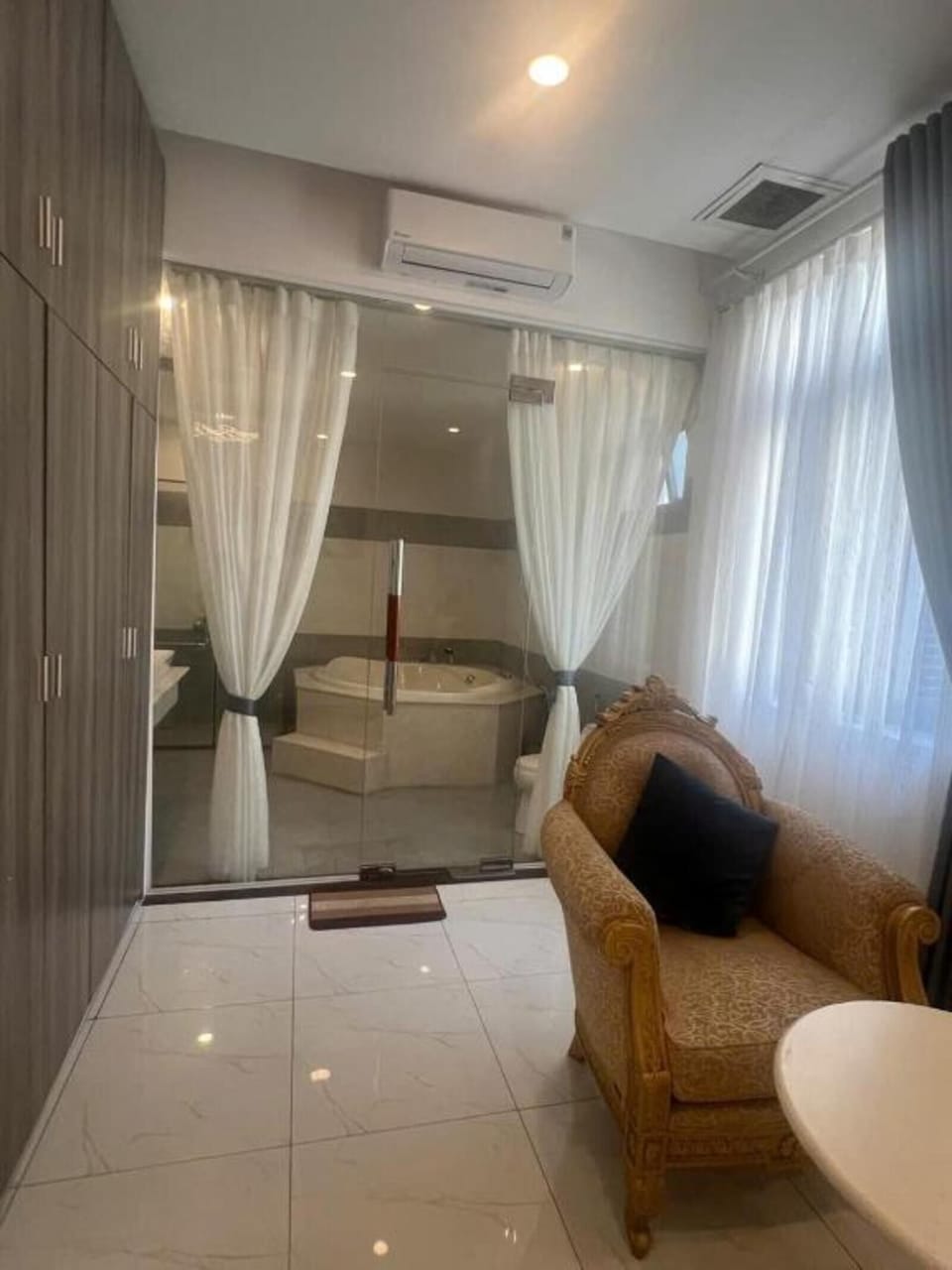 Suite Room City View with Bathtub | Bathroom | Separate tub and shower, rainfall showerhead, free toiletries