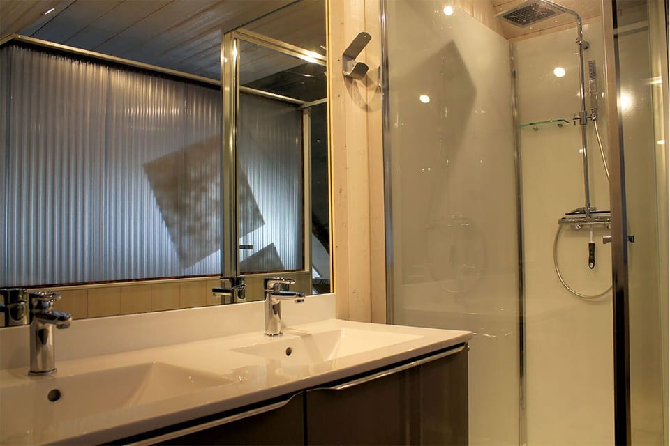 Carre Blanc | Bathroom | Shower, free toiletries, hair dryer, towels