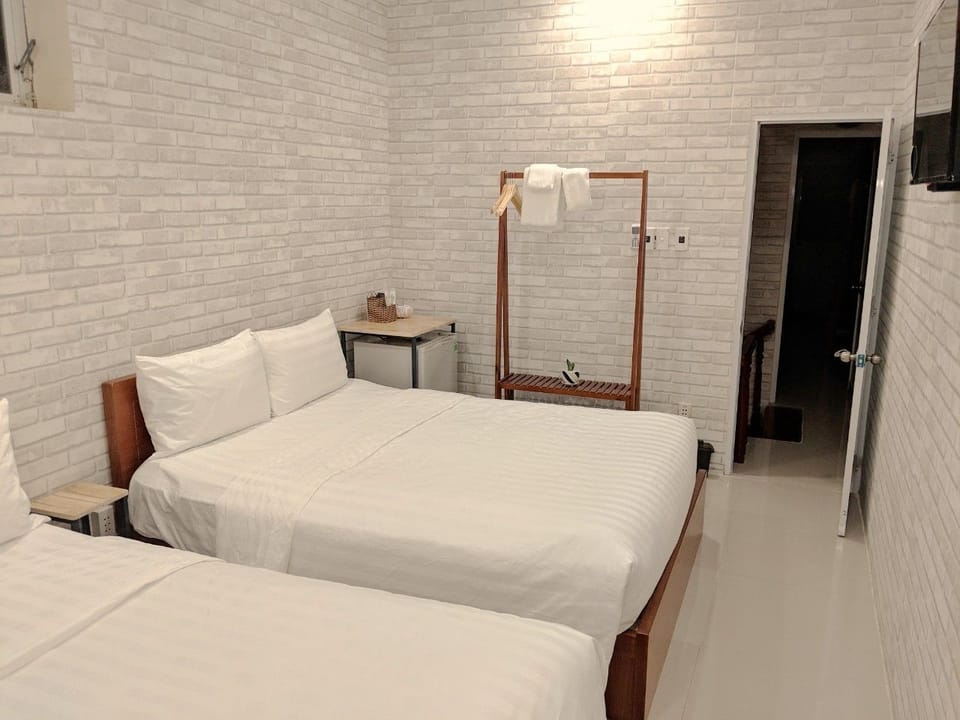 Family Room | Desk, soundproofing, iron/ironing board, rollaway beds (surcharge)