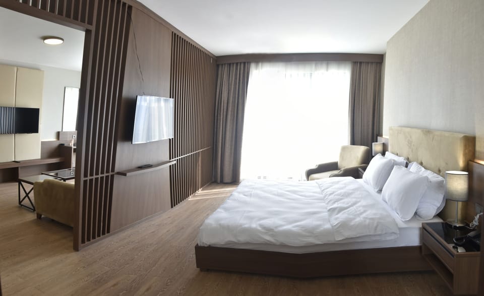 SUITE ROOM | Egyptian cotton sheets, premium bedding, minibar (free items), desk