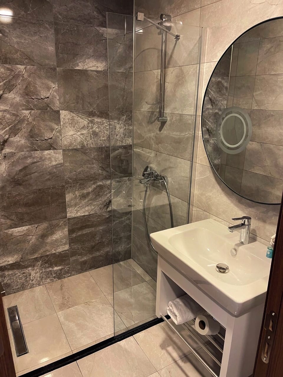 SUITE ROOM | Bathroom | Shower, hydromassage showerhead, designer toiletries, hair dryer
