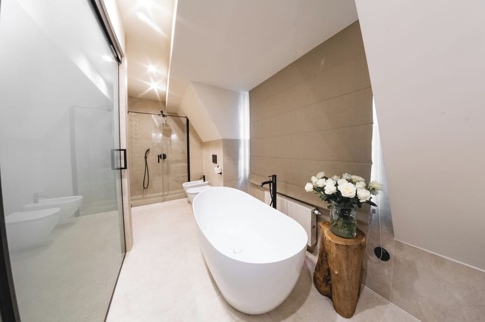 Superior Studio Suite | Bathroom | Shower, free toiletries, hair dryer, towels