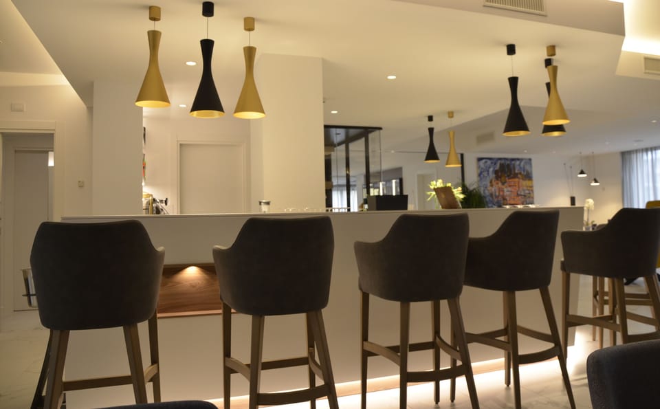2 bars/lounges, poolside bar