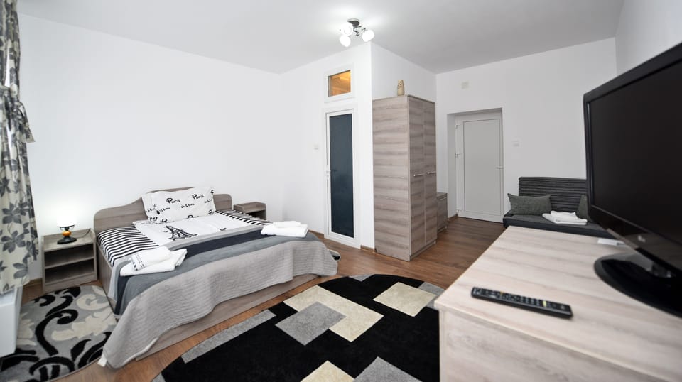 Triple Room | Desk, iron/ironing board, free WiFi