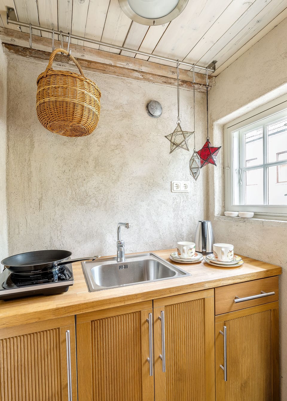 Deluxe Room | Private kitchenette | Microwave, stovetop, coffee/tea maker, cookware/dishes/utensils