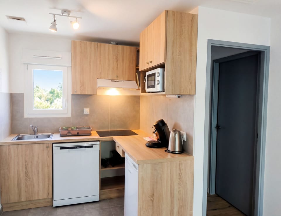 Gîte 2 Pièces 4 Personnes climatisation | Private kitchenette | Coffee/tea maker, fridge, microwave, stovetop