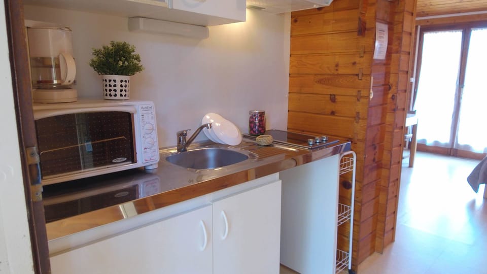 Chalet, 2 Bedrooms (5 Pers) | Private kitchen | Coffee/tea maker, electric kettle