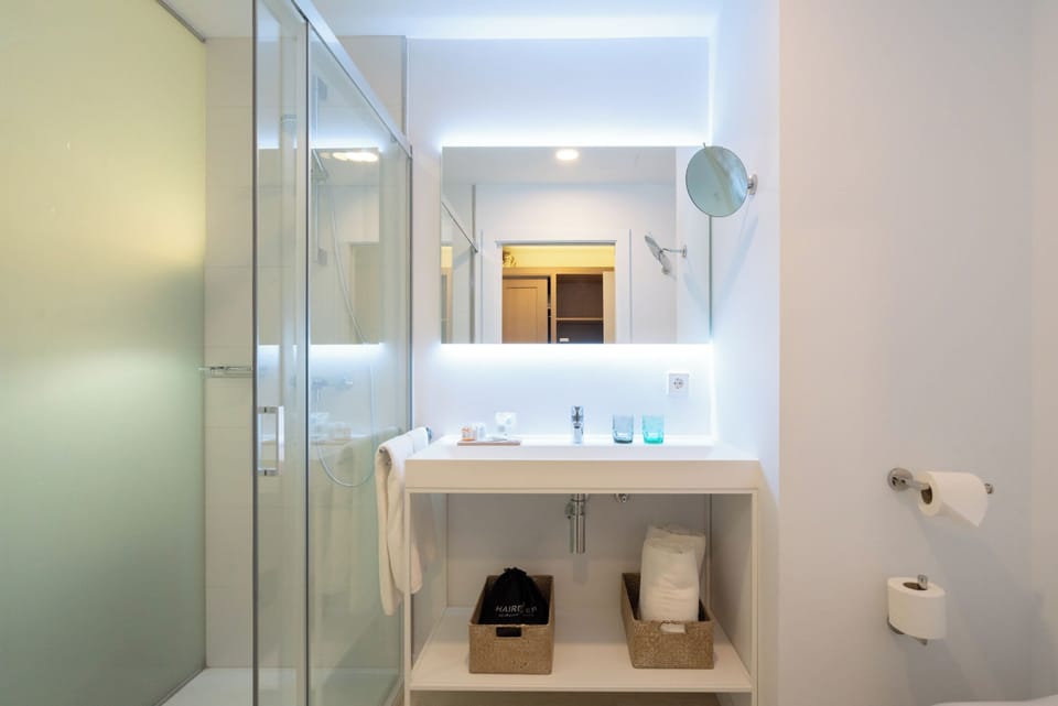 Superior Double Room, City View | Bathroom | Shower, free toiletries, hair dryer, towels