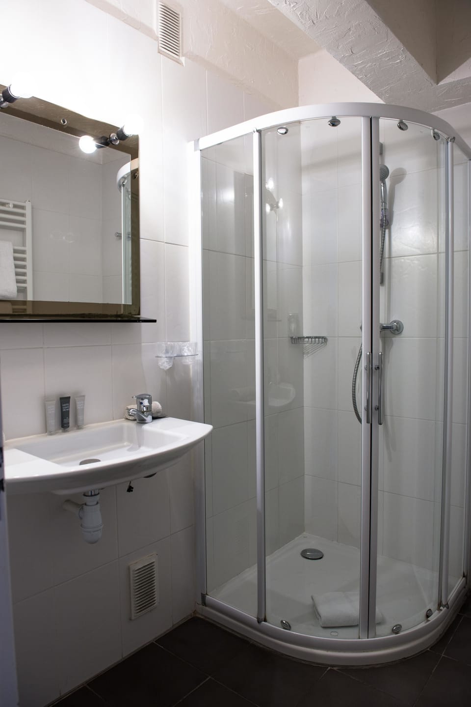 Comfort Twin Room | Bathroom | Shower, hair dryer, towels