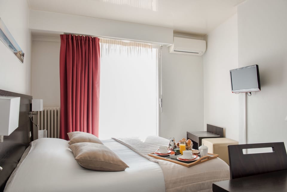 Comfort Double Room | In-room safe, blackout drapes, free WiFi, bed sheets