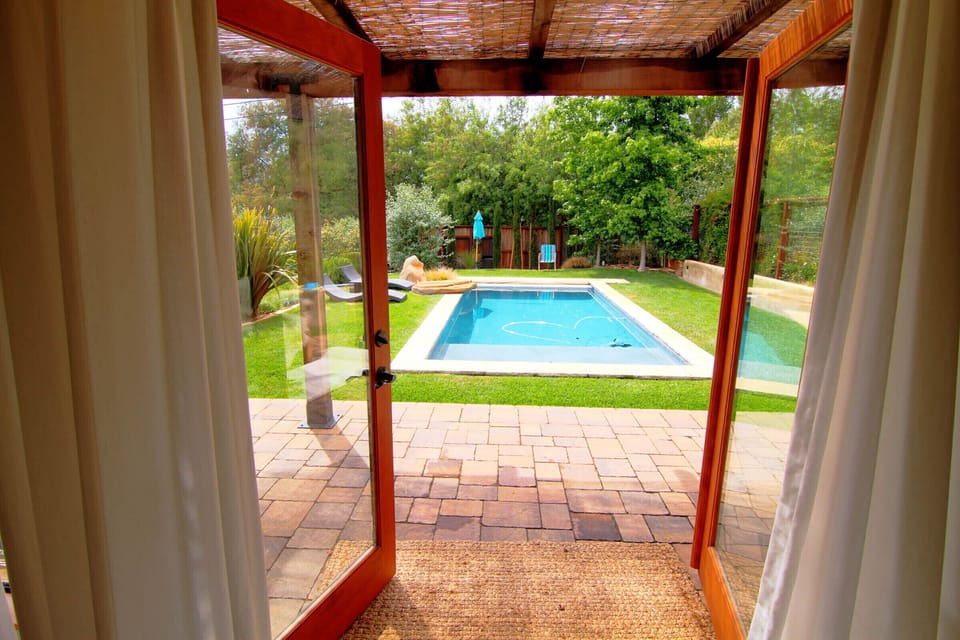 Pool house Looking to Pool