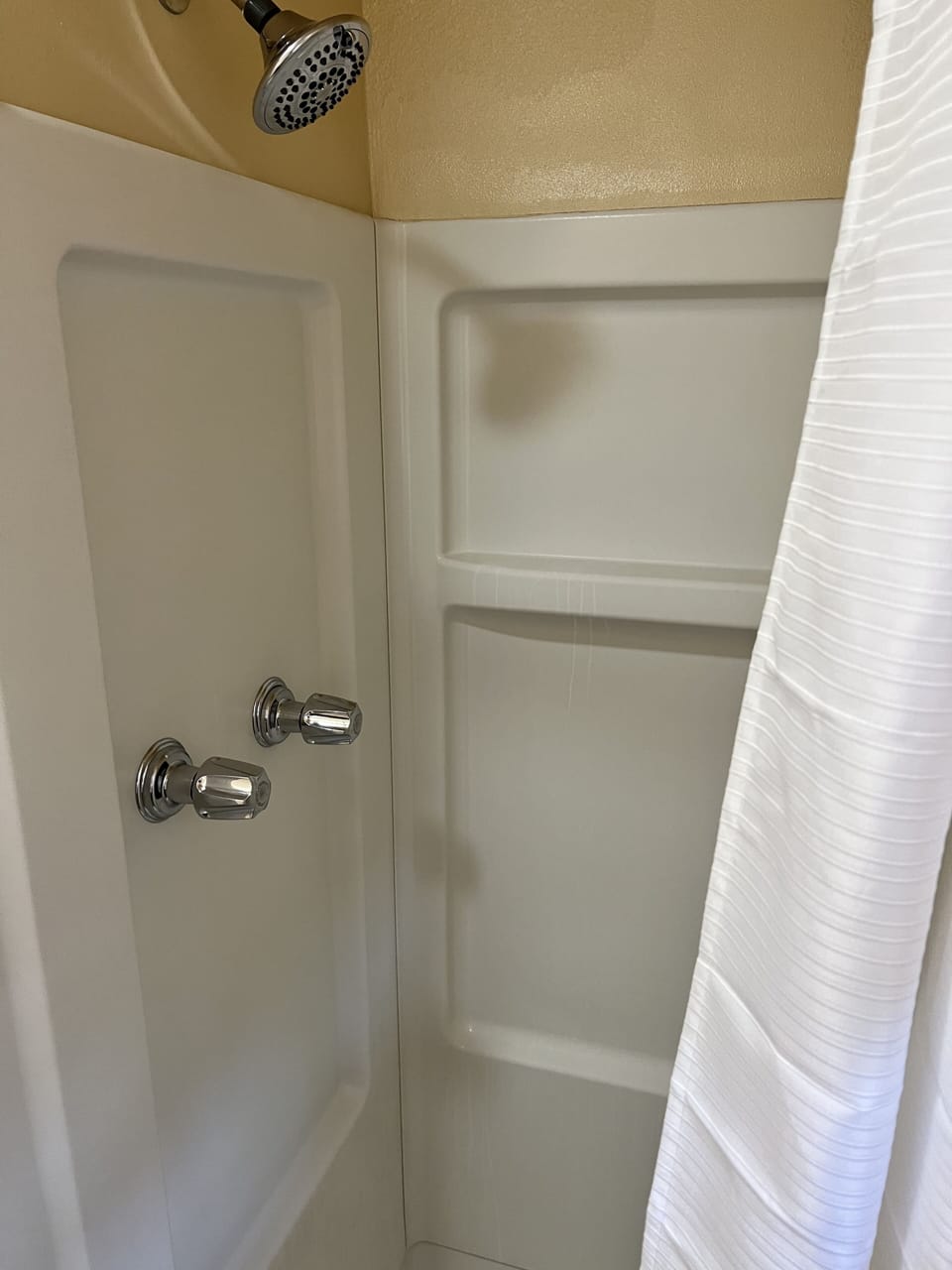 Standard Room, 1 Queen Bed | Bathroom shower