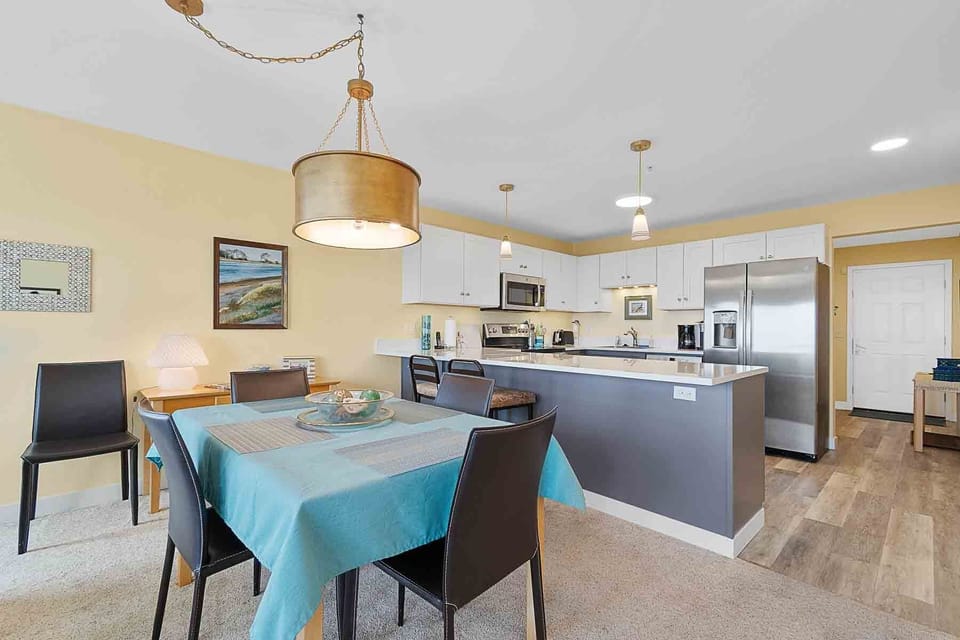 Dining Area - dining table seats 4