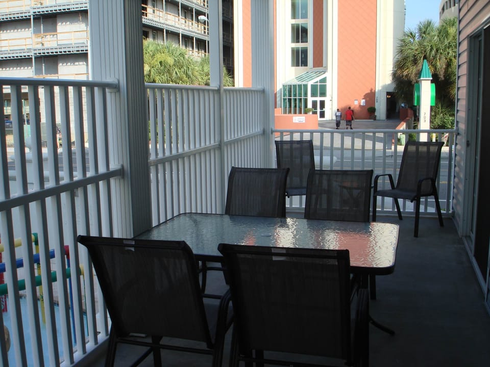 Balcony    L