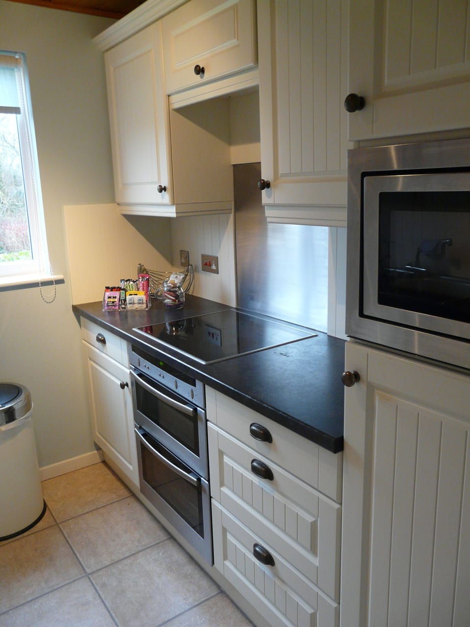 Fully fitted kitchen with quality appliances