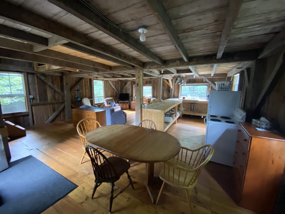 Open floor plan living area. Table for 4, bar top seating for five. 