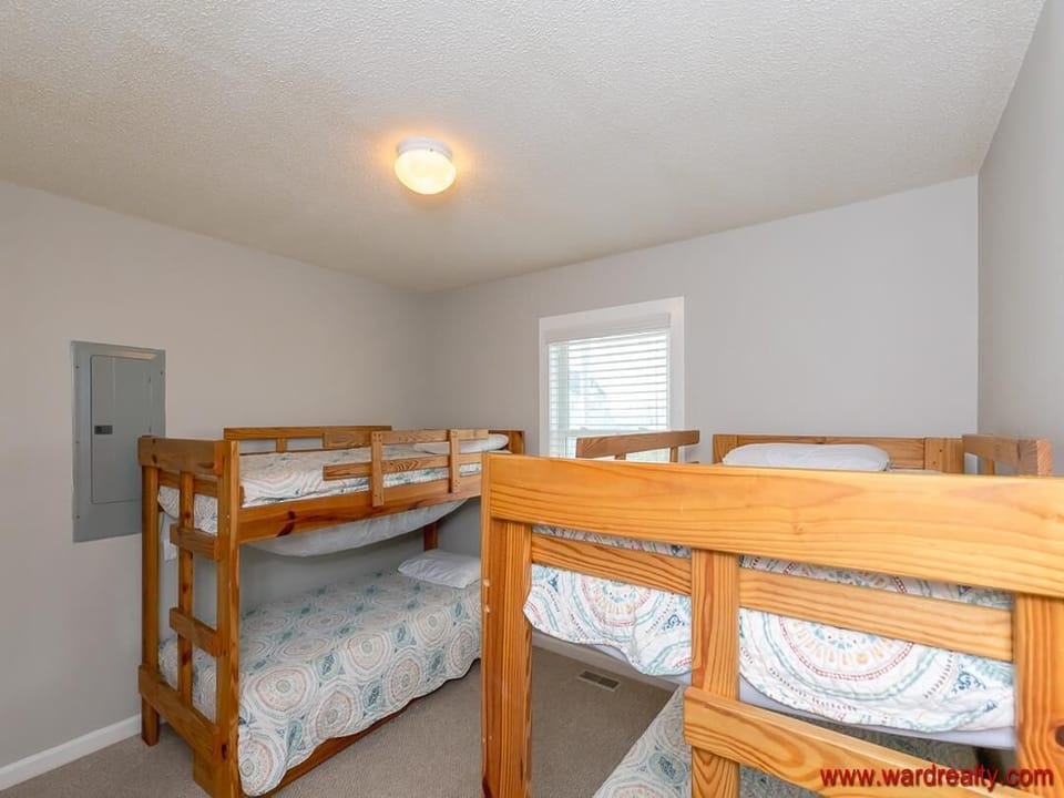 1st Floor Streetside Bedroom with 2 Bunk Beds