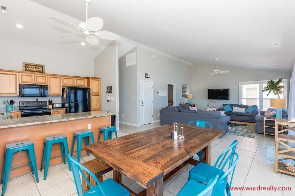Kitchen & Dining Area