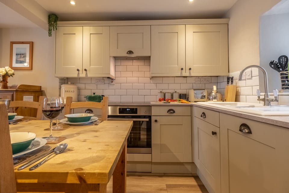 Ground floor: Well-equipped kitchen