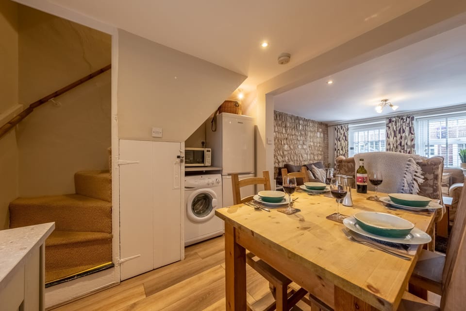 Ground floor: Well-equipped kitchen/ dining area