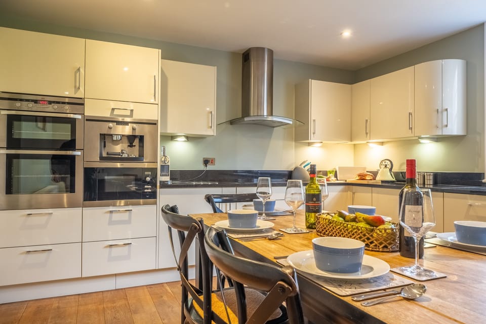 Bay Tree Cottage, Little Walsingham: Kitchen and dining table with seating for six