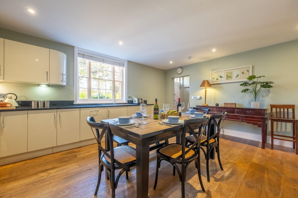 Ground floor: Kitchen/ dining room with seating for six