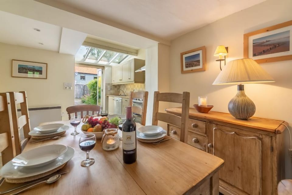 Marram Cottage, Brancaster Staithe: Dining area adjacent to kitchen