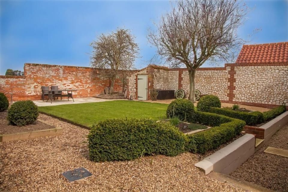 Gardener's Cottage, Thornham: Rear landscaped garden