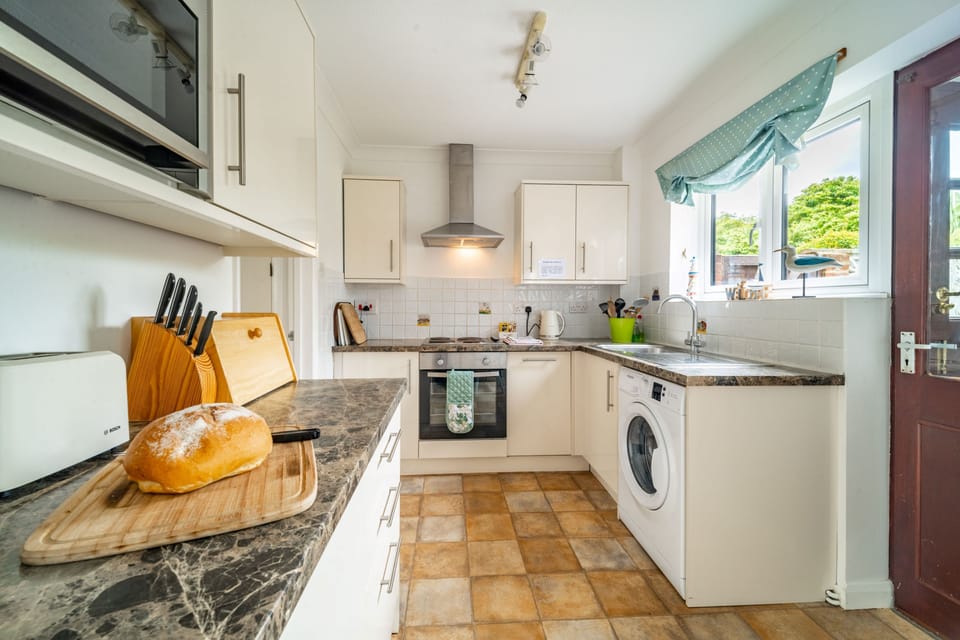 Ground floor: Well-equipped kitchen
