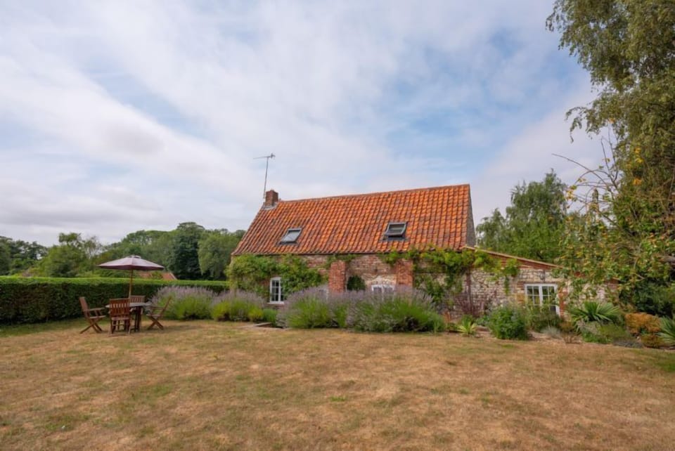 Little Wells, North Creake: Outdoor dining furniture with vast rural views