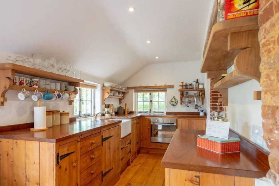 Little Wells, North Creake: Beautiful well-equipped country kitchen