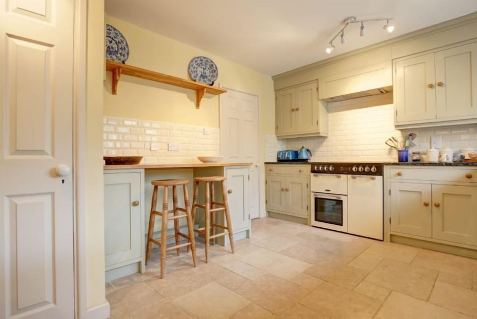 Ground floor: Kitchen has a Range cooker and a walk-in pantry