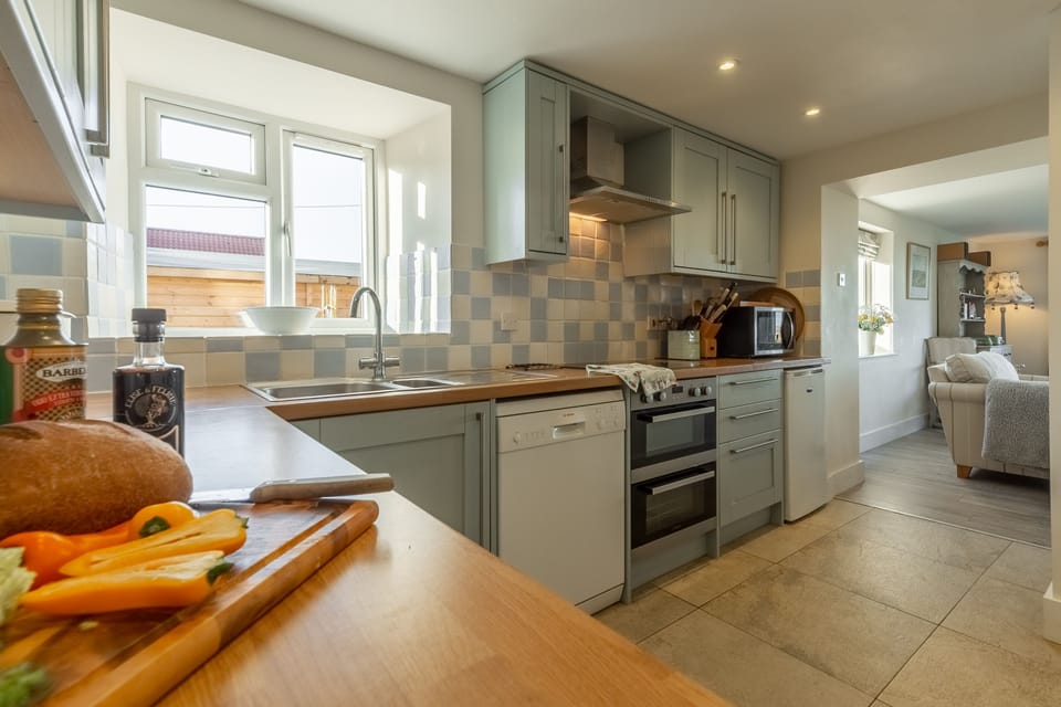 Ground floor: Well-equipped spacious kitchen