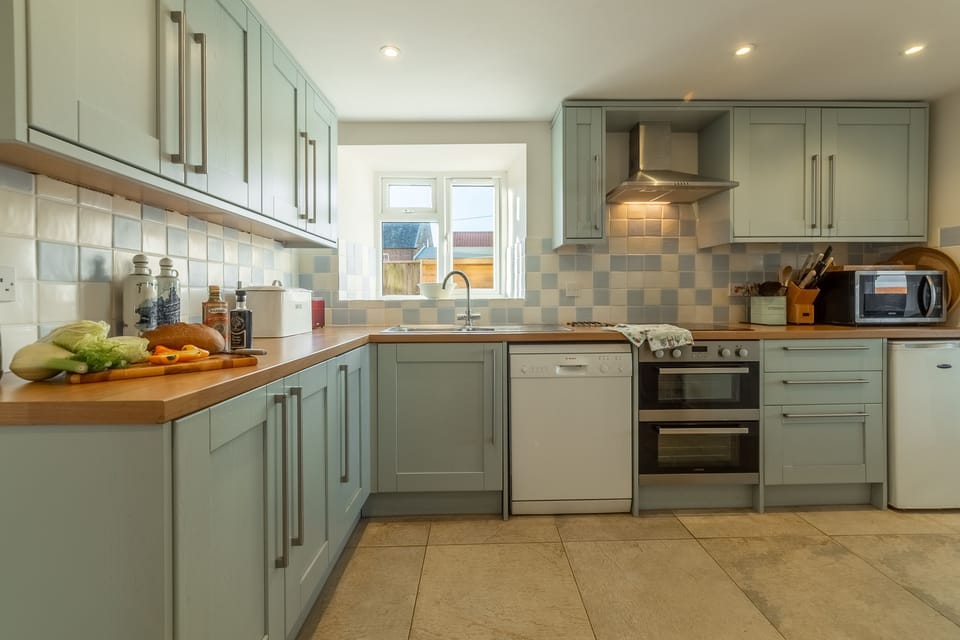 Ground floor: Modern well-equipped kitchen