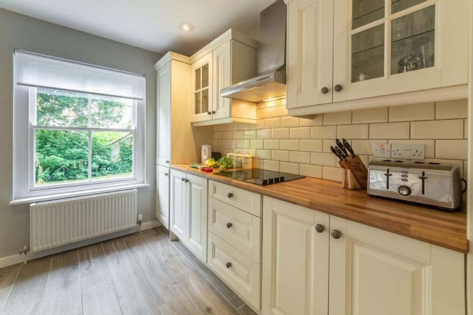 Ground floor: Well-equipped kitchen with modern appliances