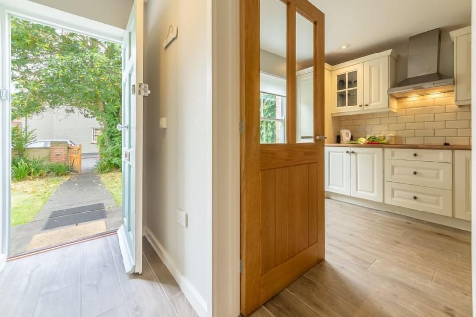 Ground floor: Hallway leading into the kitchen