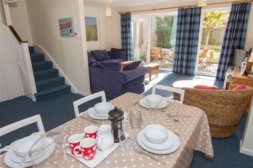 Ground floor: Dining area with seating for six