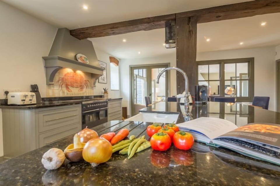 Ground floor: Bespoke kitchen with Range cooker