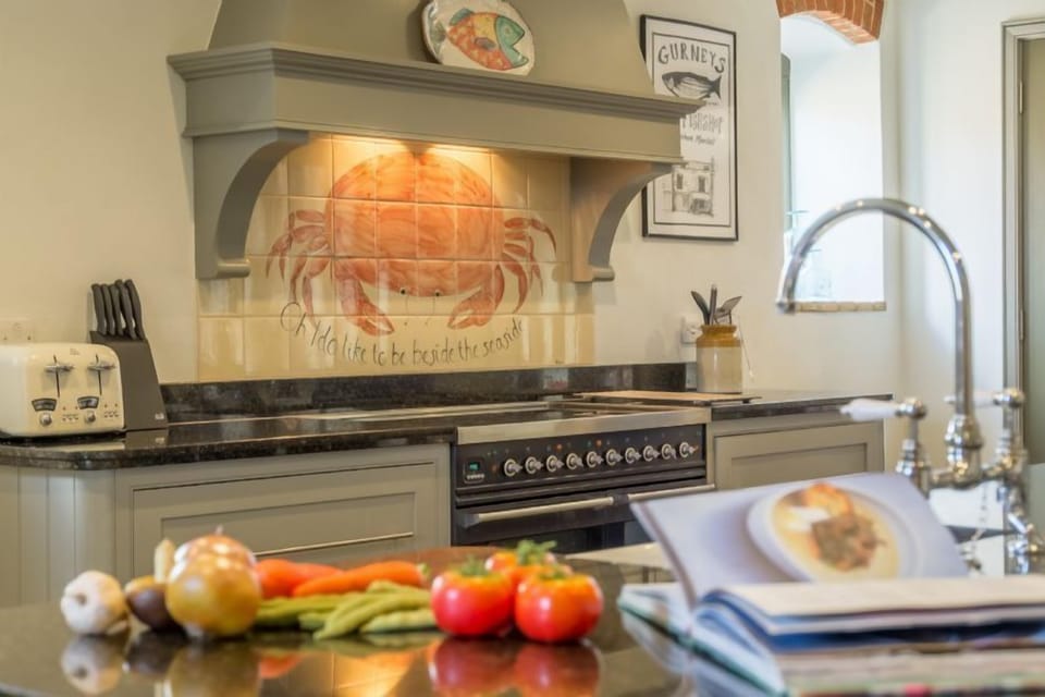 Ground floor: Bespoke kitchen with Range cooker