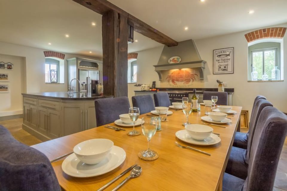 Ground floor: Sociable dining area