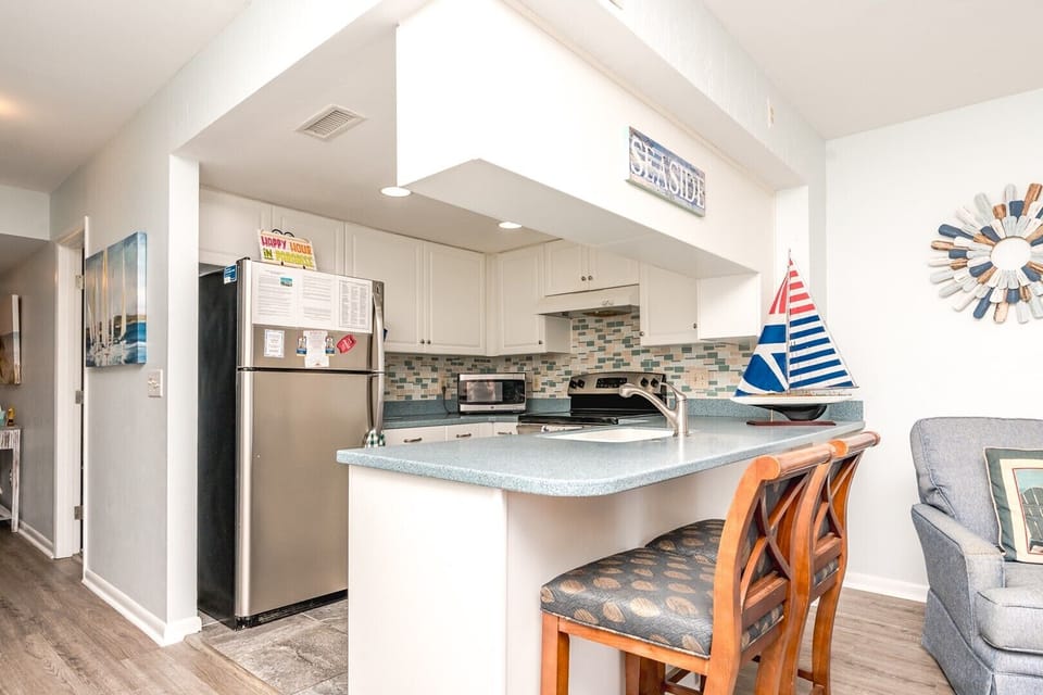 Kitchen with Eat- In Seating