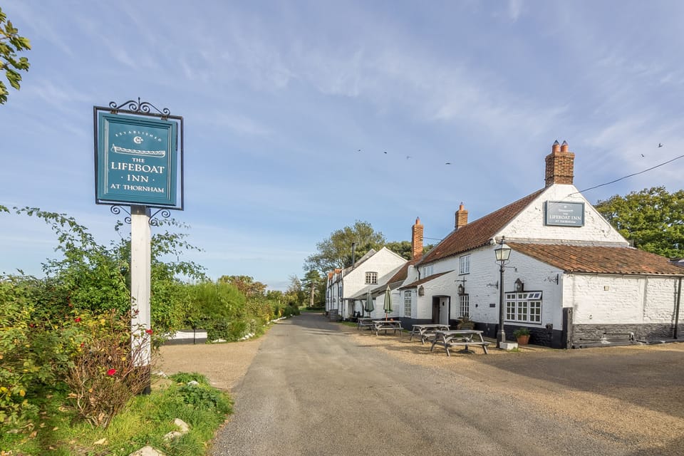 6 Clock Row, Thornham: The Lifeboat pub is a 7-minute walk away