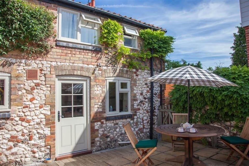 Rear elevation: With courtyard garden and table with seating for four