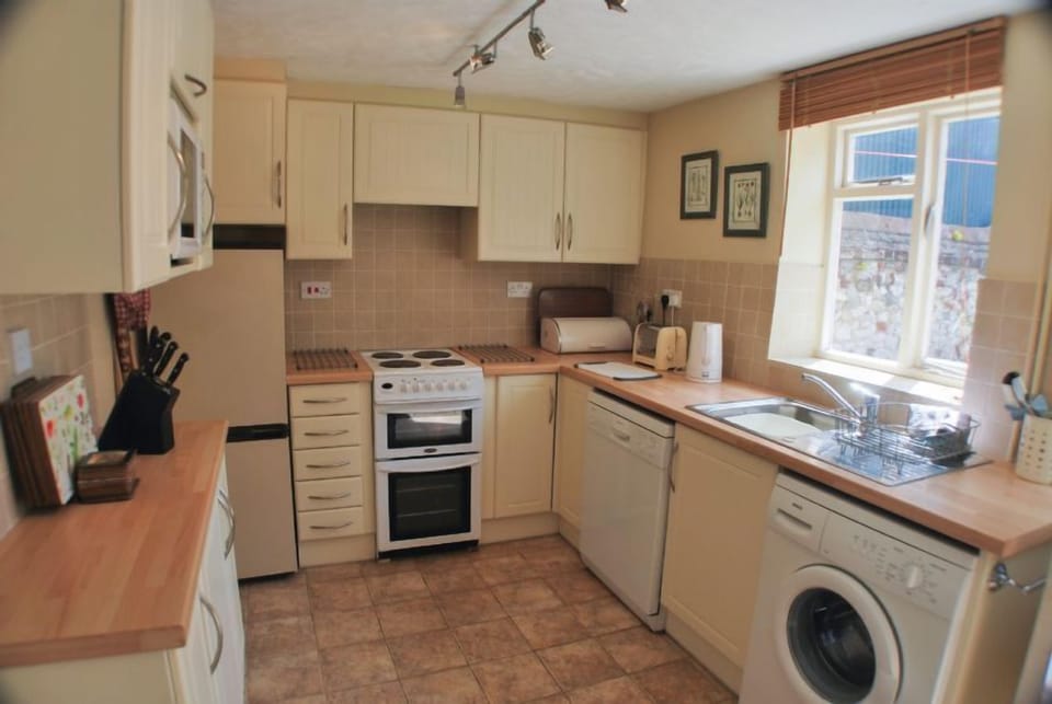 Ground floor: Well-equipped kitchen