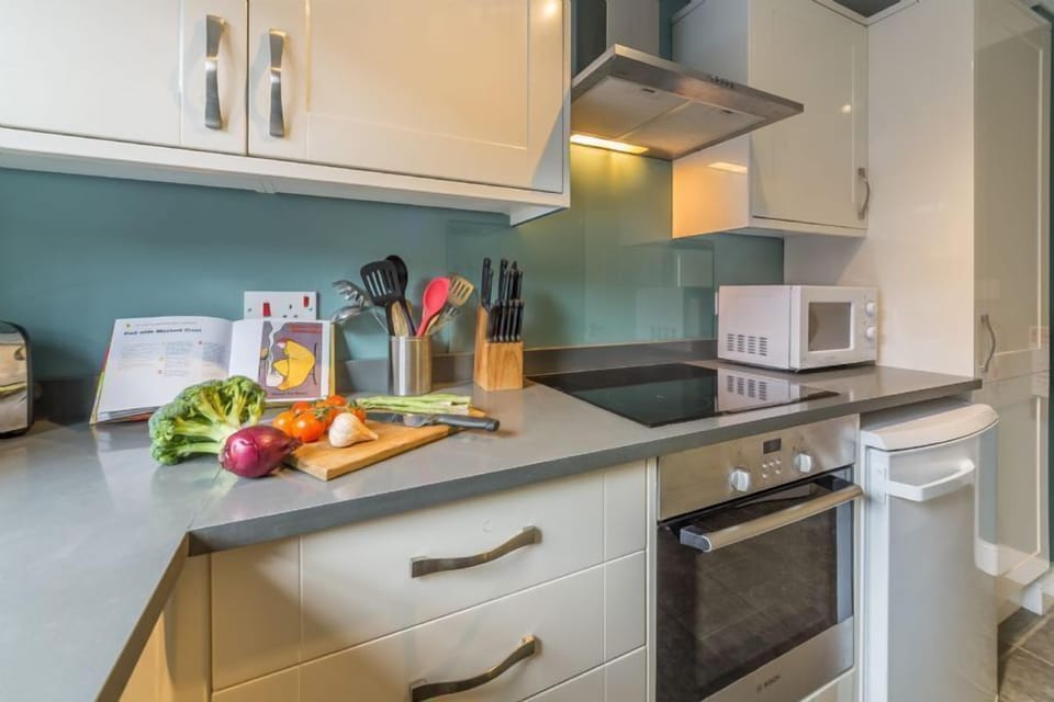 Curlew Apartment, Wells-next-the-Sea: Granite worktops in the kitchen