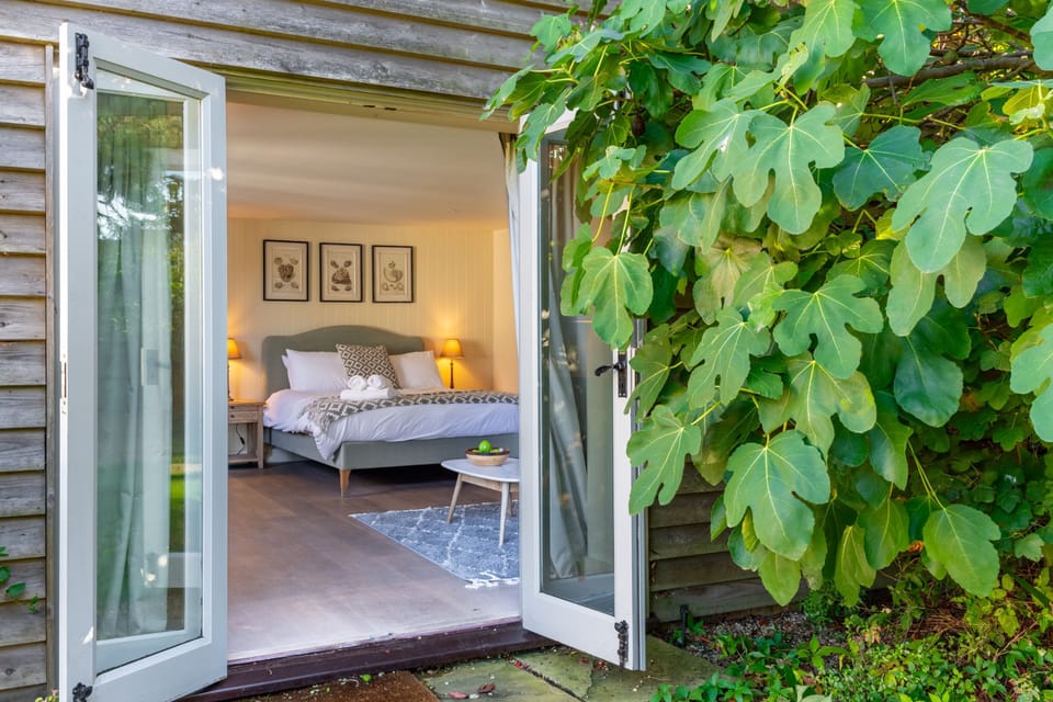 Hidden House, Brancaster: Additional annexe bedroom with king-size bed