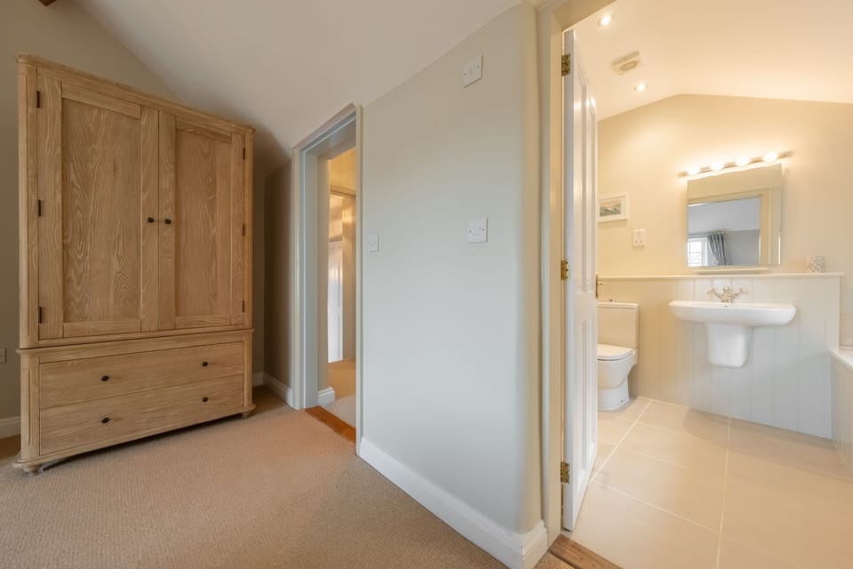 First floor: En-suite from the master bedroom