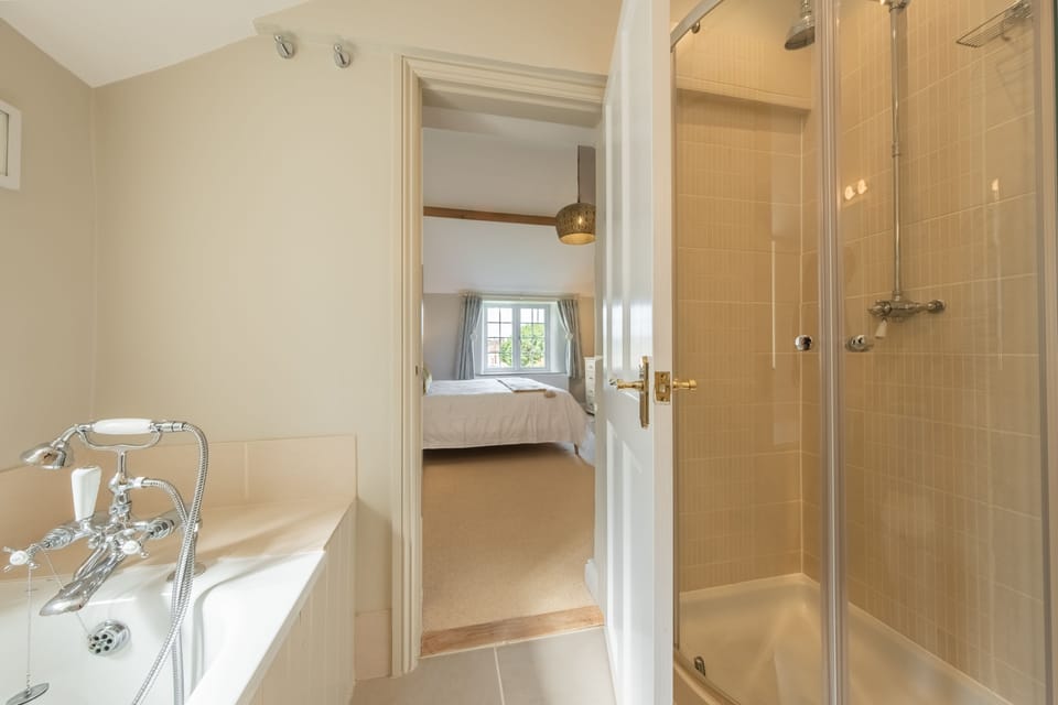 First floor: En-suite shower room