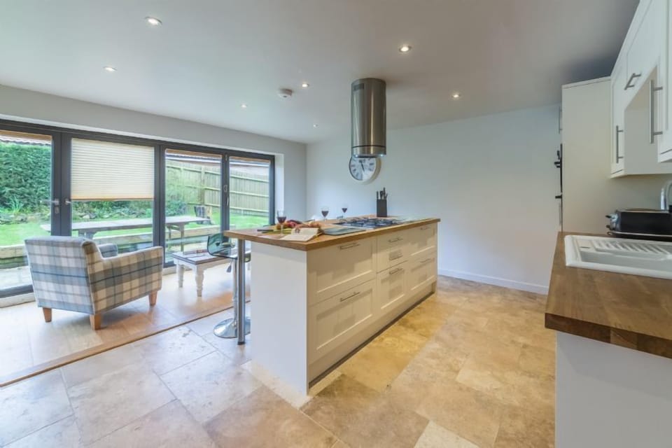 Caddows, Docking: Kitchen / Diner with folding doors